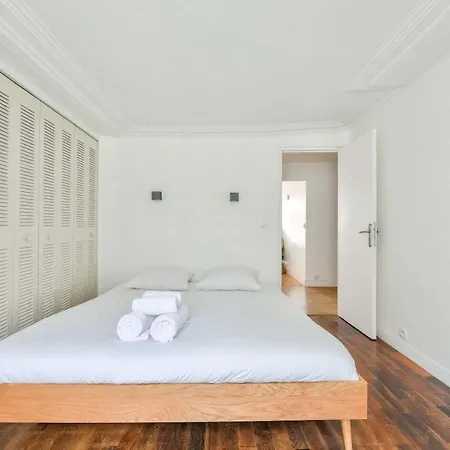 Apartment Superb T2 Haussmanien Avec Balcon A 10min Des Galeries Lafayette