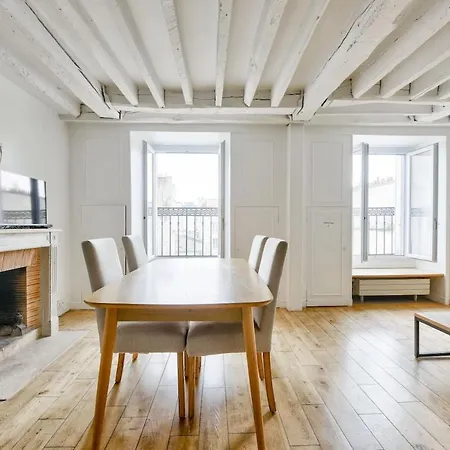 Apartment Superb T2 Haussmanien Avec Balcon A 10min Des Galeries Lafayette Paris